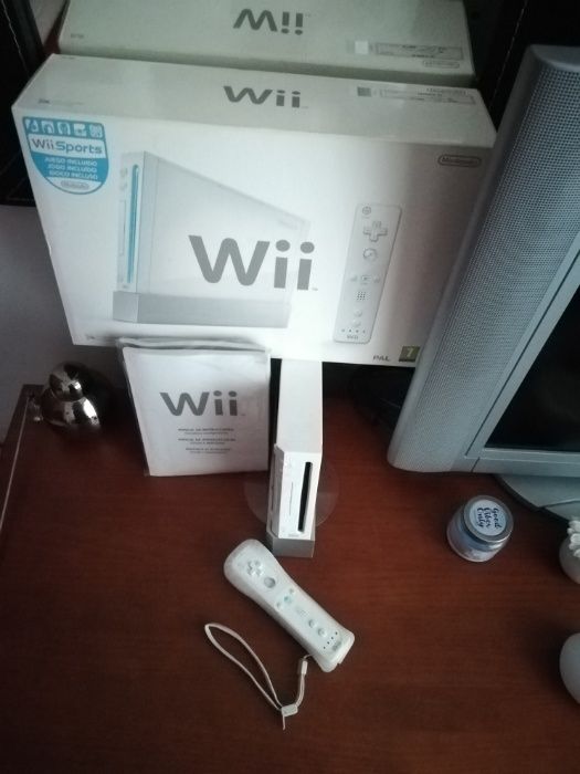 Consola Wii + comando + capa de protecção em silicone