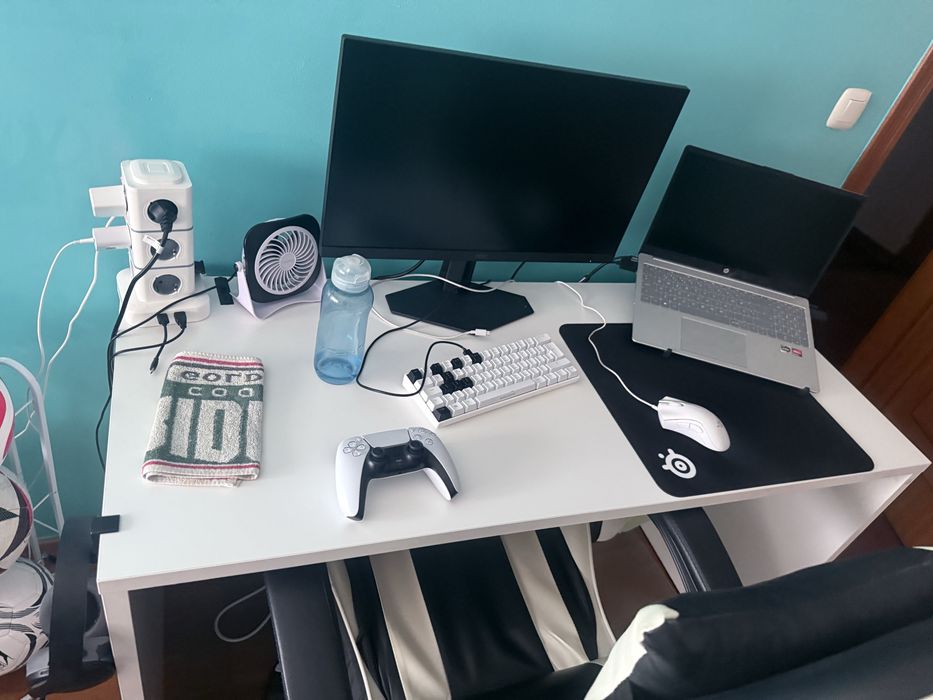 Duas Secretarias brancas