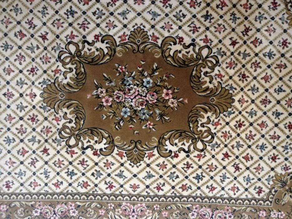 Vendo carpete em tapeçaria