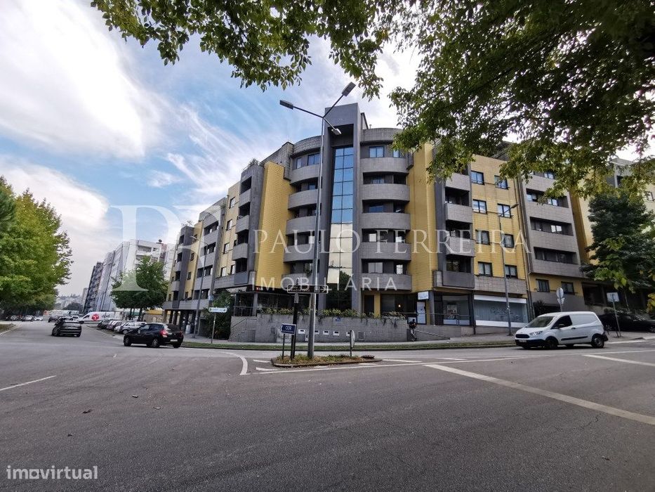 Garagem fechada no centro de Famalicão