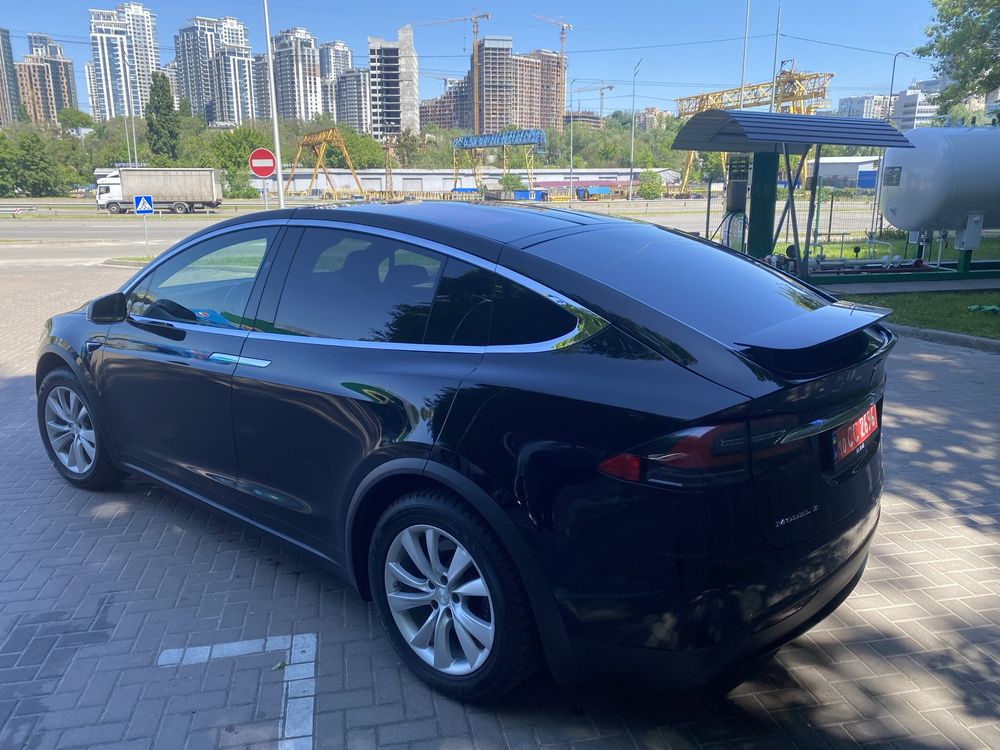 Tesla Model X офиційне авто