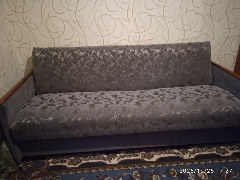 Продаю диван книжка в нормальном состоянии