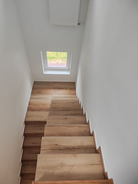 Wykończenia wnętrz, szpachlowanie i malowanie natryskowe agregatem.