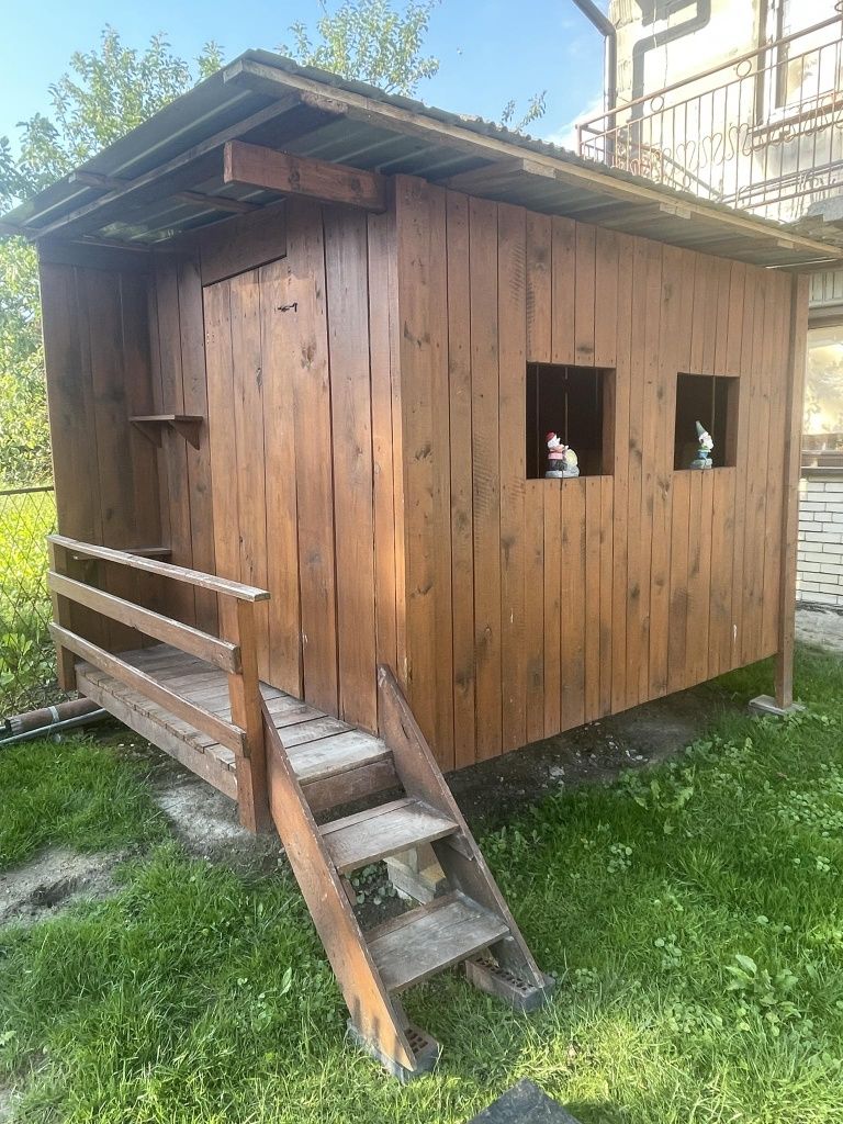 Drewniany domek ogrodowy