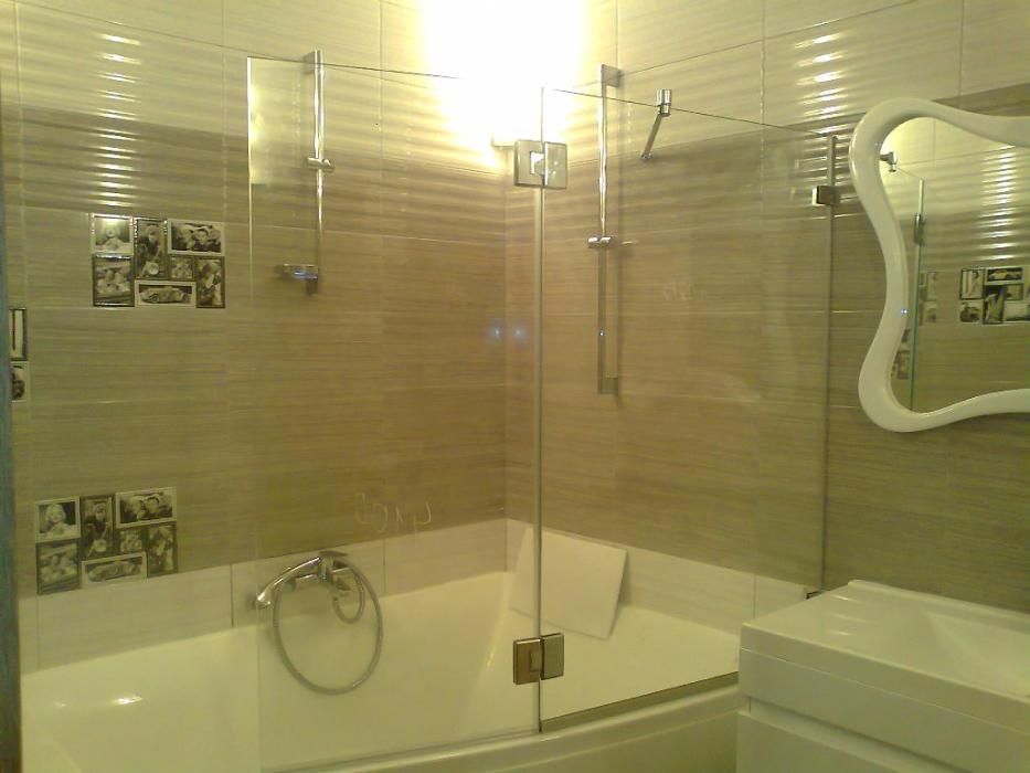 Стеклянные перегородки и ширмы для душа, дверцы-шторки для ванной