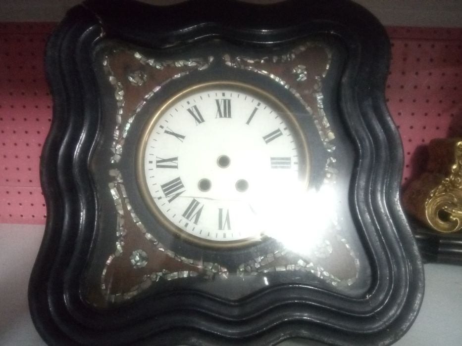 Antiga caixa de relógio francesa com embutidos em madre perola