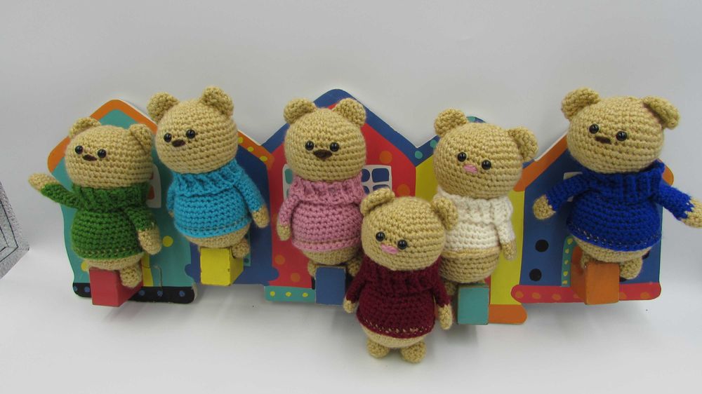 Misiu w koszulce ręcznie robiony maskotka amigurumi