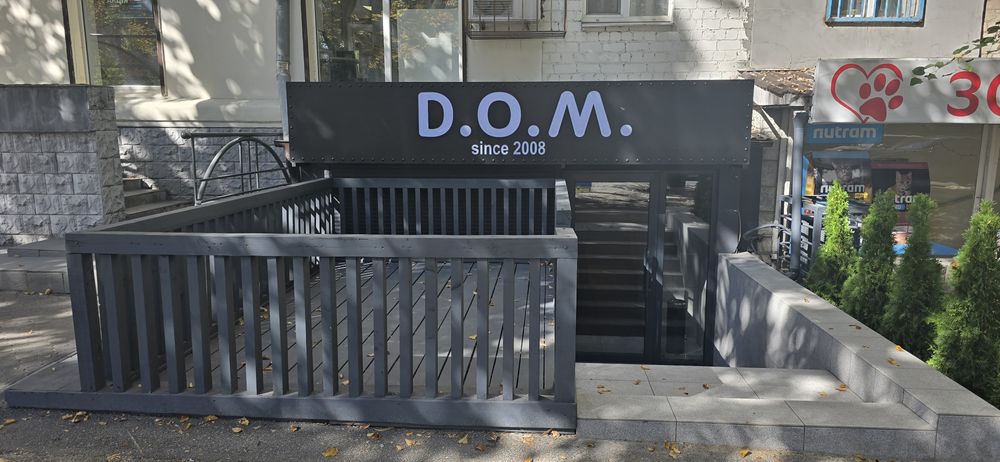 Витрина  торговая .меблі. Диван, крісло, стіл