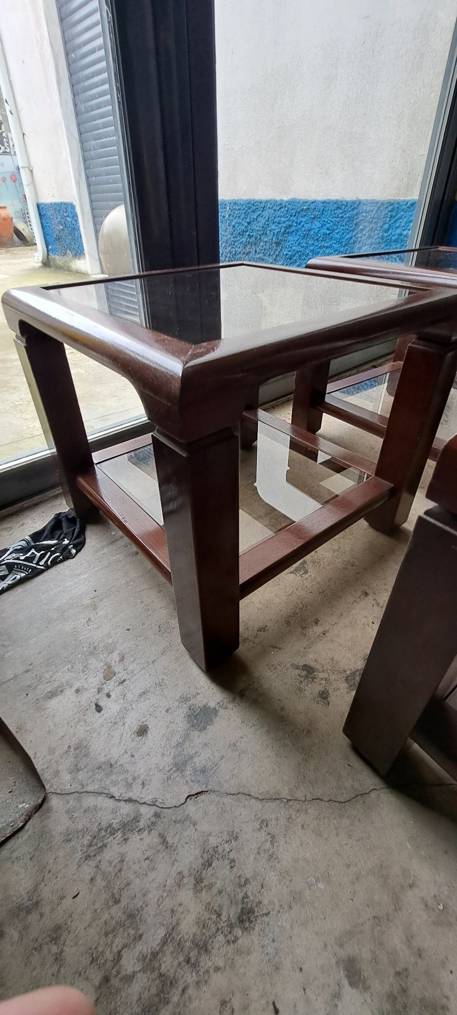 Conjunto de 2 mesas de apoio de sala, vendo individual, tudo a 60€, ve