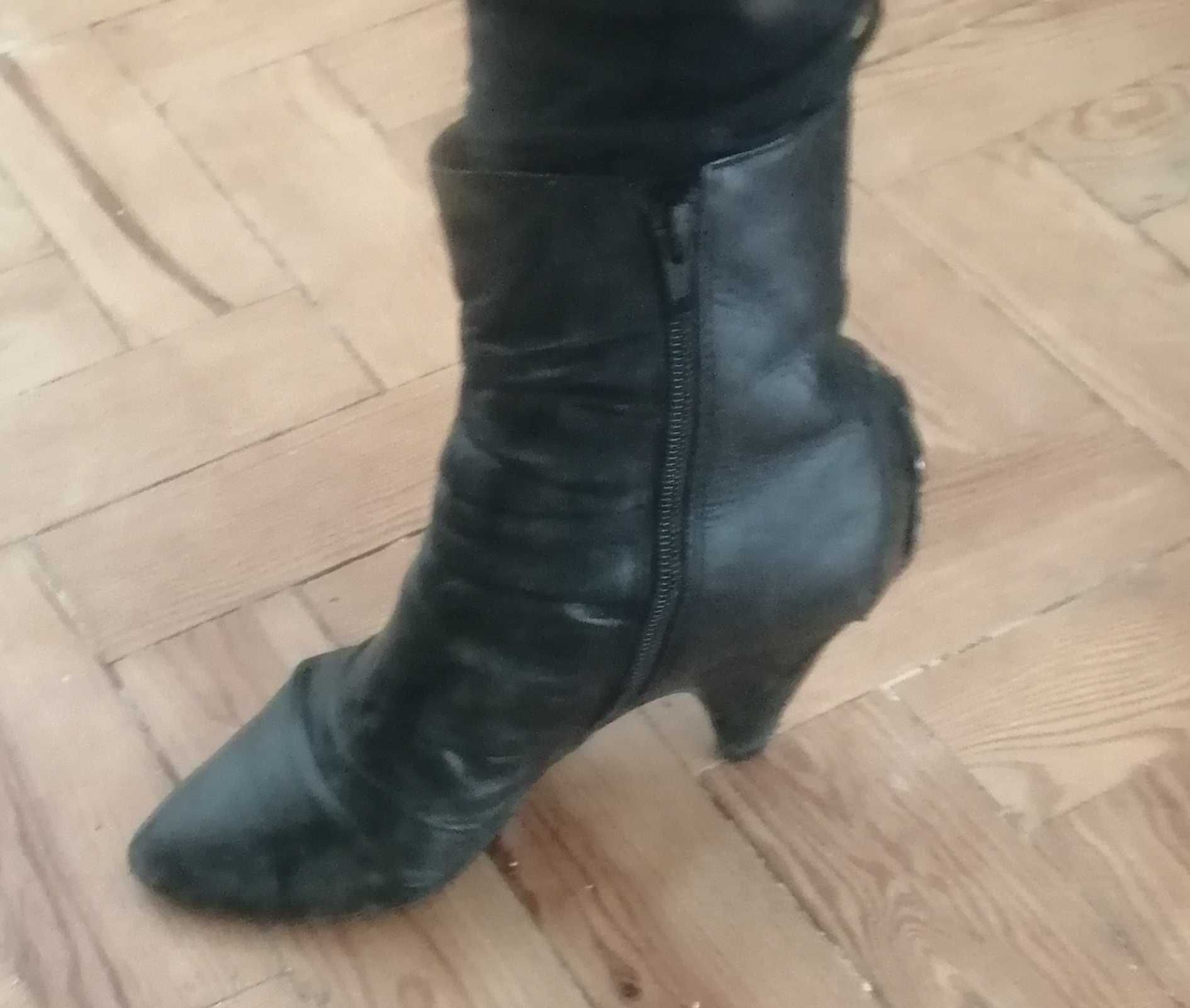 Botas pretas de cano médio em pele verdadeira