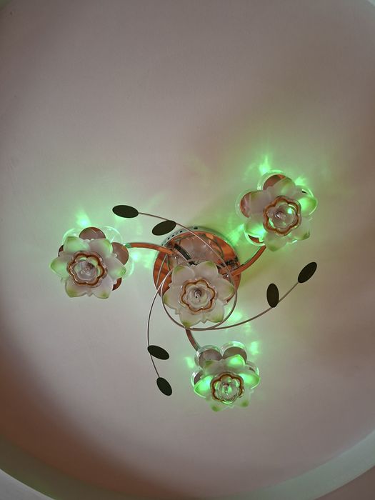 Продам люстру б/у