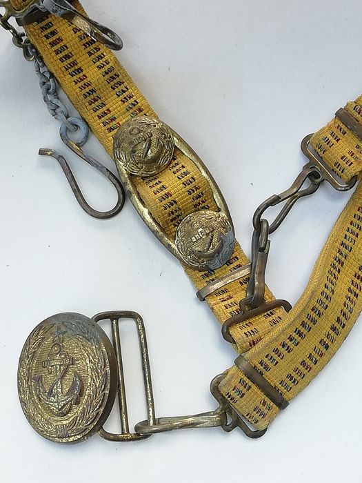 Продам старую  пряжку на ремiнь, виготовлена з брони, мае зацеп.