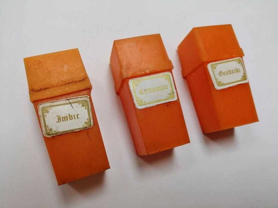 Trzy pojemniczki na przyprawy z okresu PRL. Imbir Cynamon Goździki.