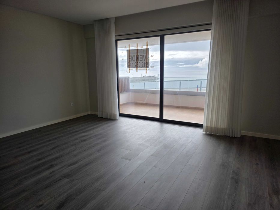 Apartamento T2 em Sesimbra vista de mar primeira linha .