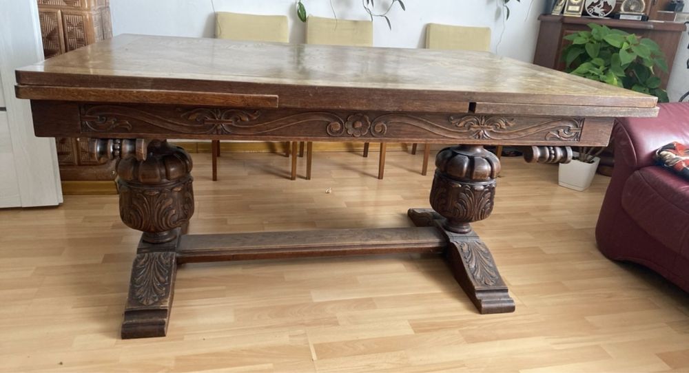 Stół drewniany rozkładany z rzezbionymi elementami