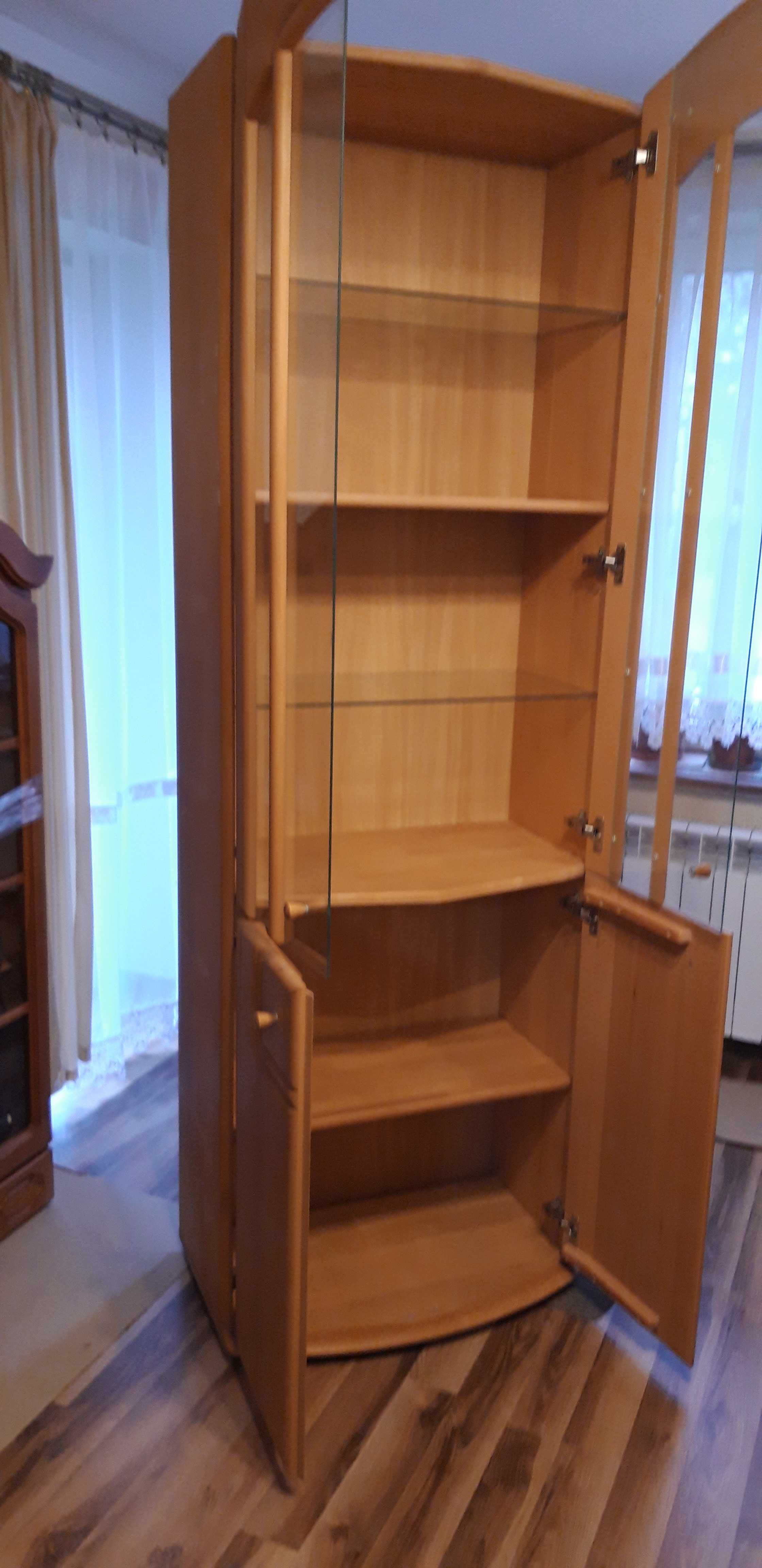 Bardzo ładna  witryna  kolor Buk wolnostojąca