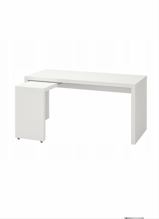 Biurko białe z IKEA z wysuwanym panelem