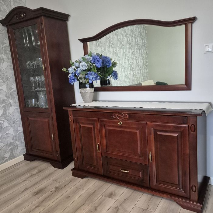 Zestaw mebli z litego drewna.