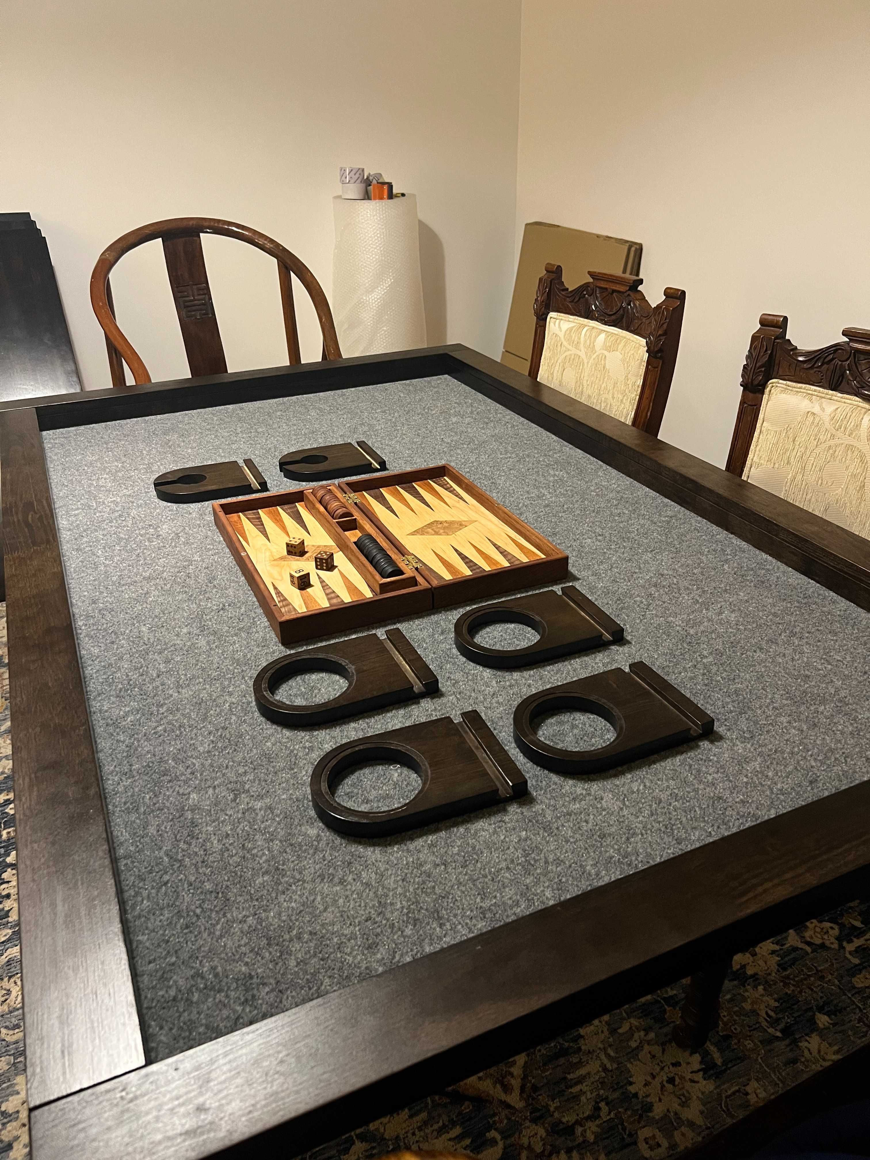 Combination dining and gaming table / Combo mesa de jogar e jantar
