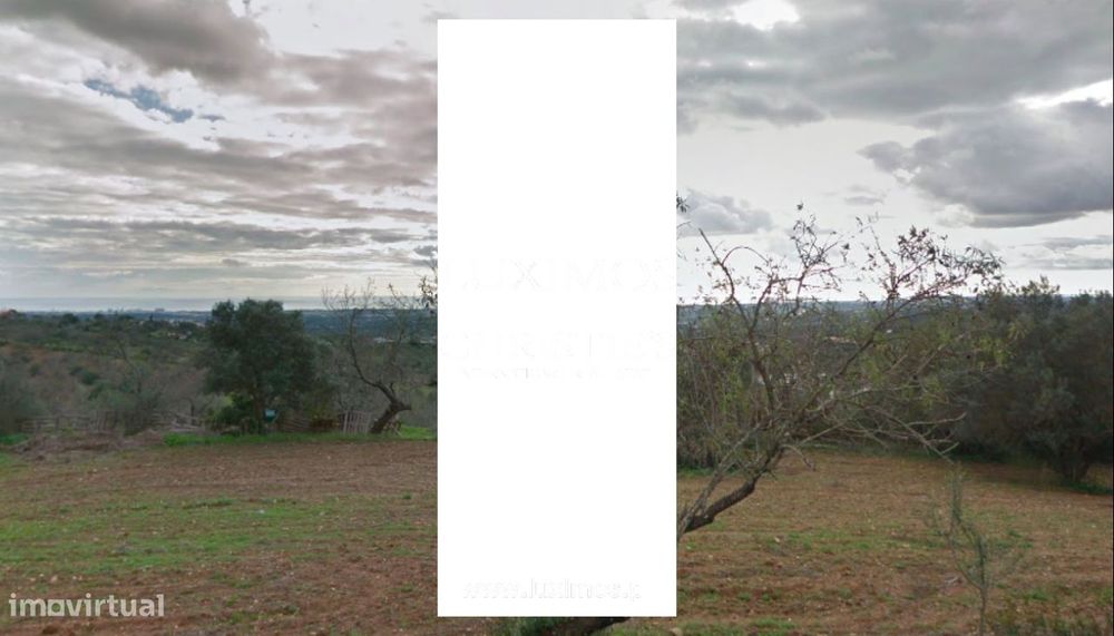 Amplo Terreno urbano com edifício térreo, para venda em Boliqueime,