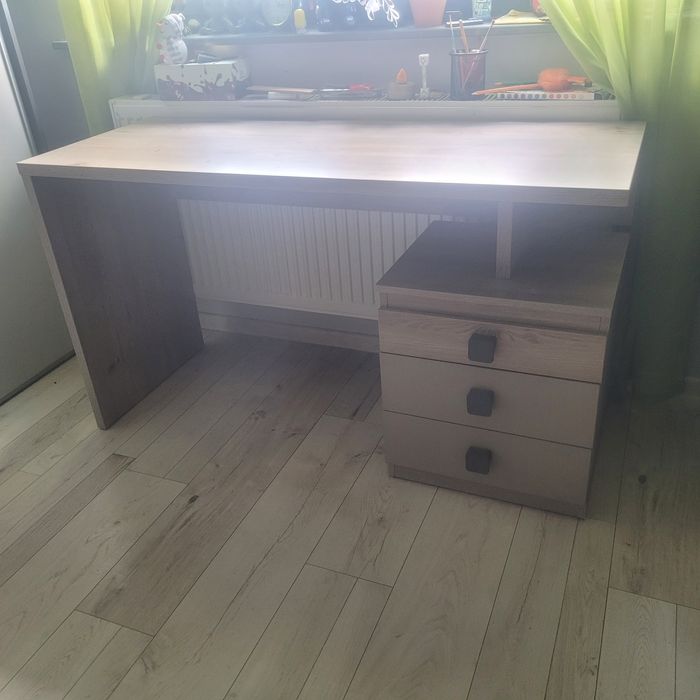 Biurko z półkami na ściane