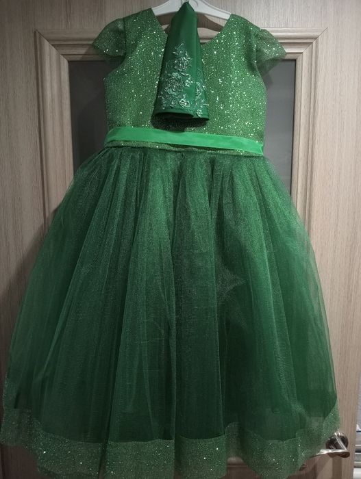 Найгарніша смарагдова сукня.