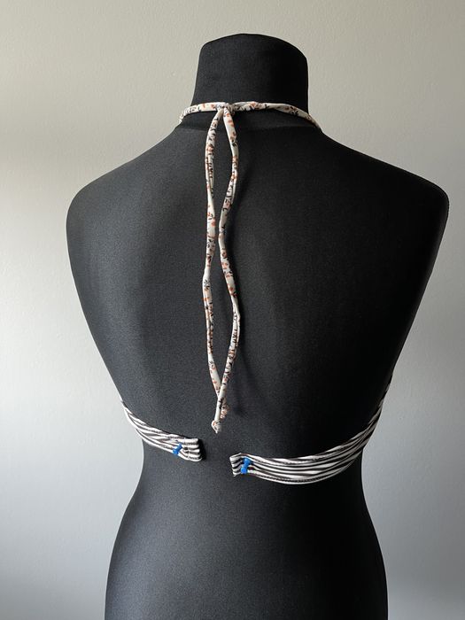 Góra stroju kąpielowego, brak zapięcia