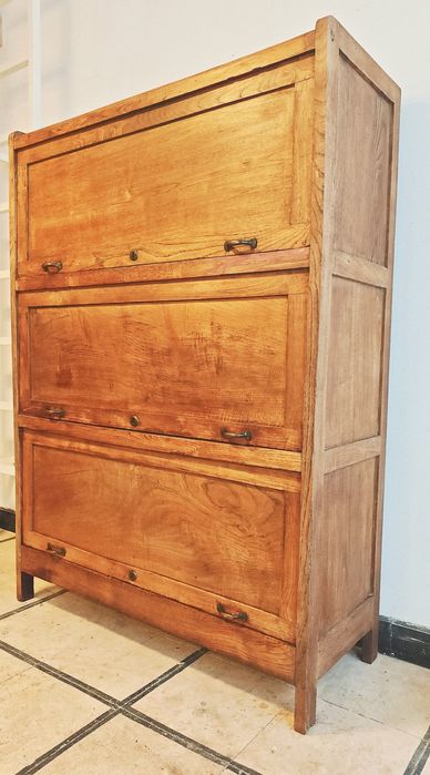 Armário arquivador com 3 portas.