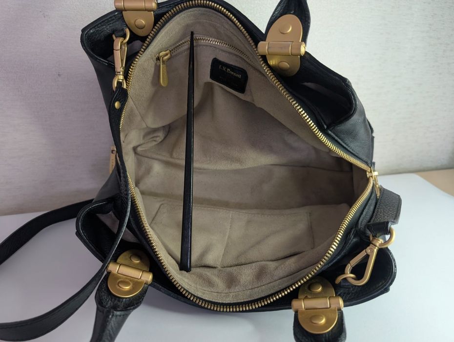 Torebka L.K. BENNETT. Damska.

Prawdziwa skóra. Oryginalna.

Damska.