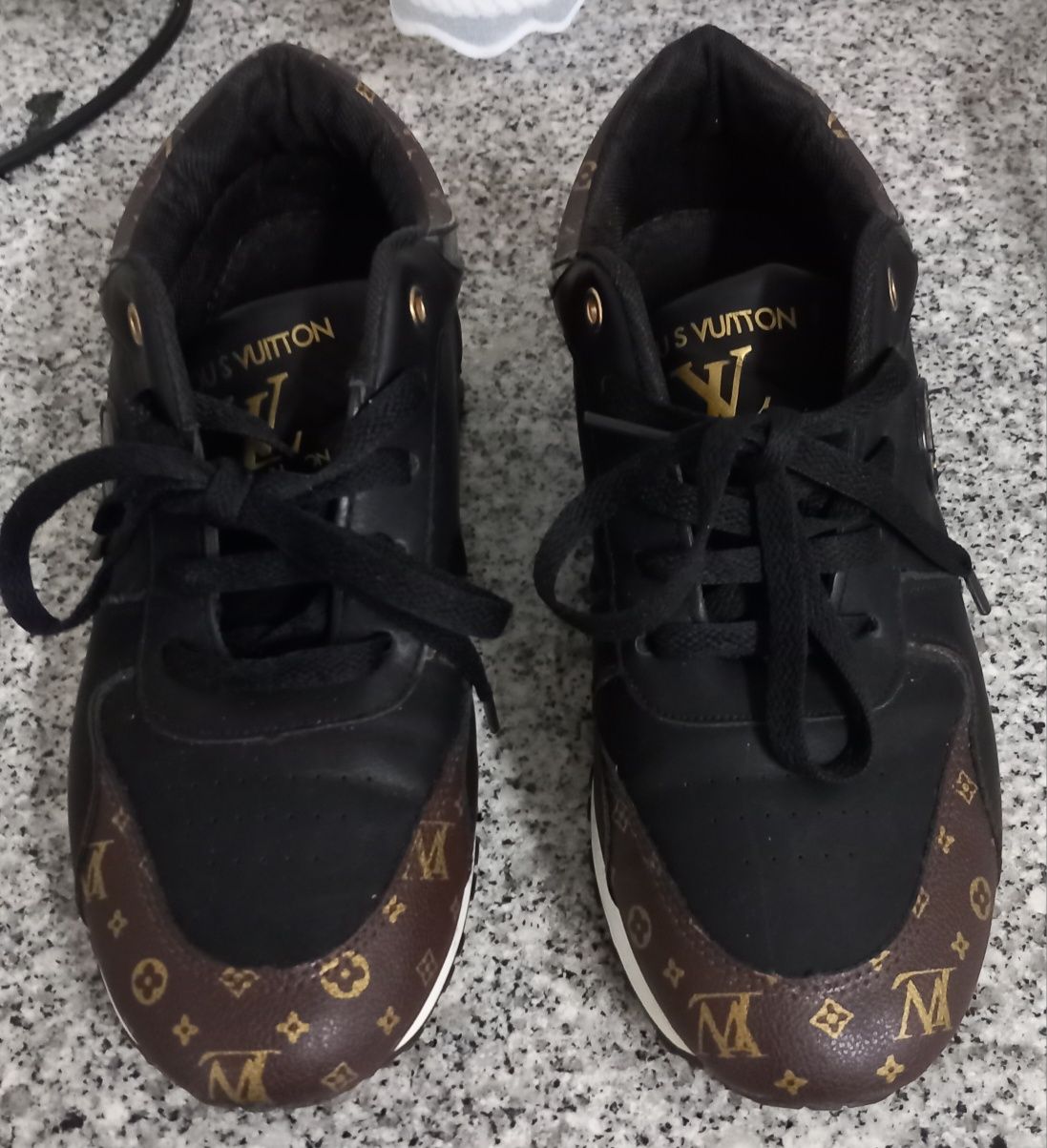 TÉNIS LOUIS VUITTON N°40 E TÉNIS ADIDAS N°43 Impecáveis como novos.20€