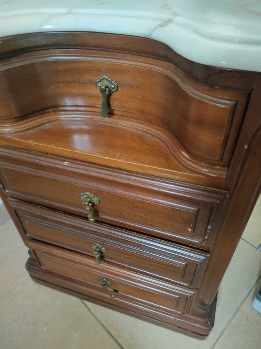 Mesa de cabeceira em madeira