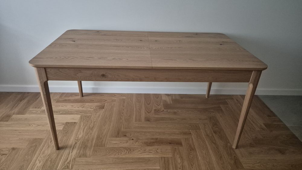 Stylowy stół do jadalni lub salonu