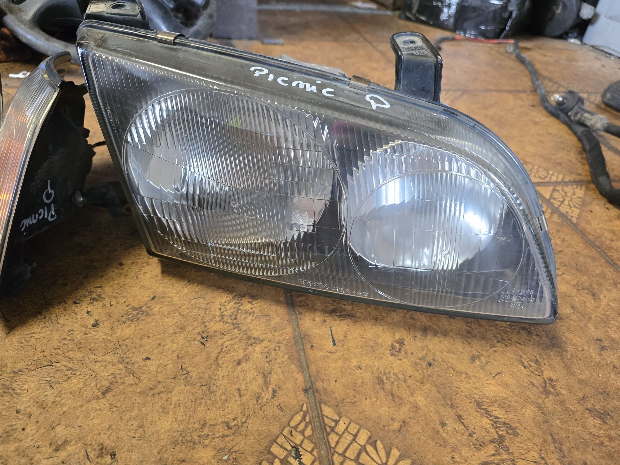 Lampa prawa  kierunkowskaz Toyota Picnic  2000r