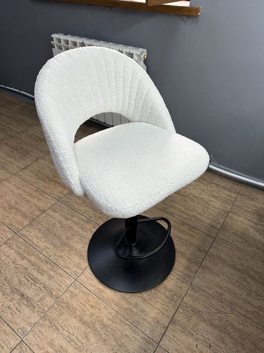 Стілець, регулюється по висоті