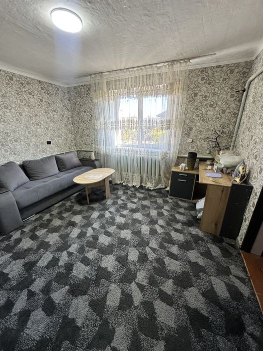 Половина цегляного будинку, з власною ділянкою