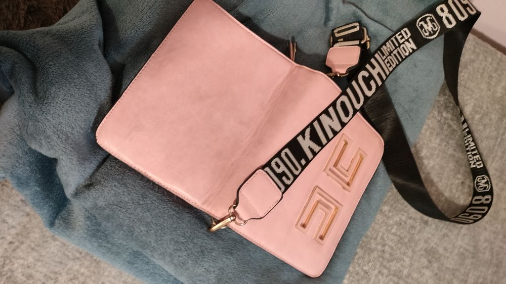 Mała torebka na długim pasku