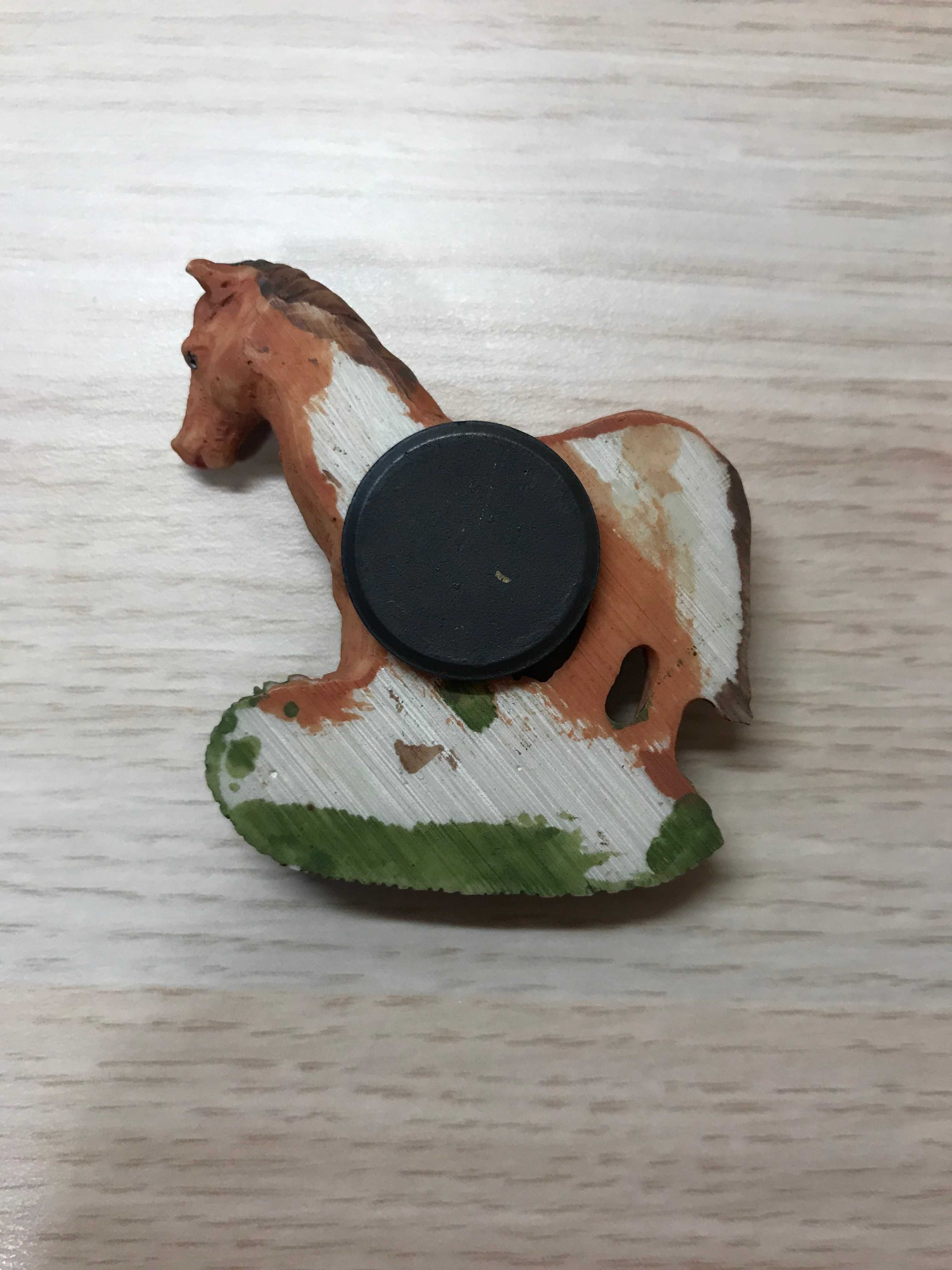 Śliczny konik - magnes na lodówkę ceramiczny Koń Konie