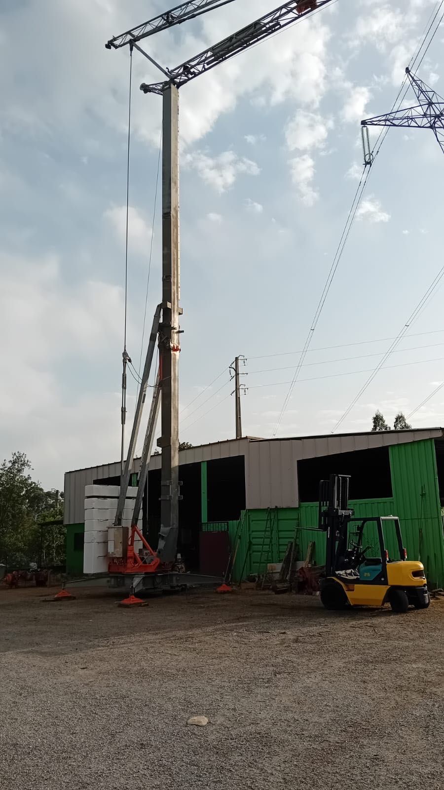 Grua hidráulica 27m lança 
Com eixos