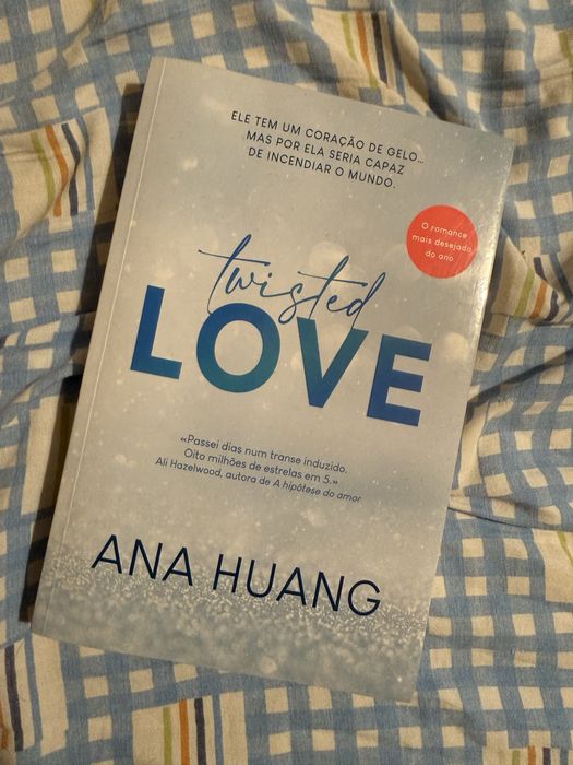 Livro Twisted Love de Ana Huang