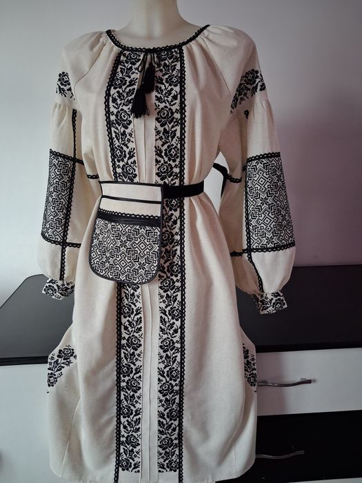 Вишите плаття з поясною кишенею