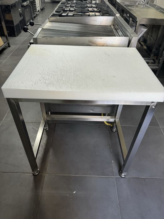 Mesa de corte muito muito nova