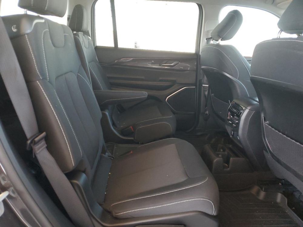 2022 Jeep Grand Cherokee Laredo 4x4