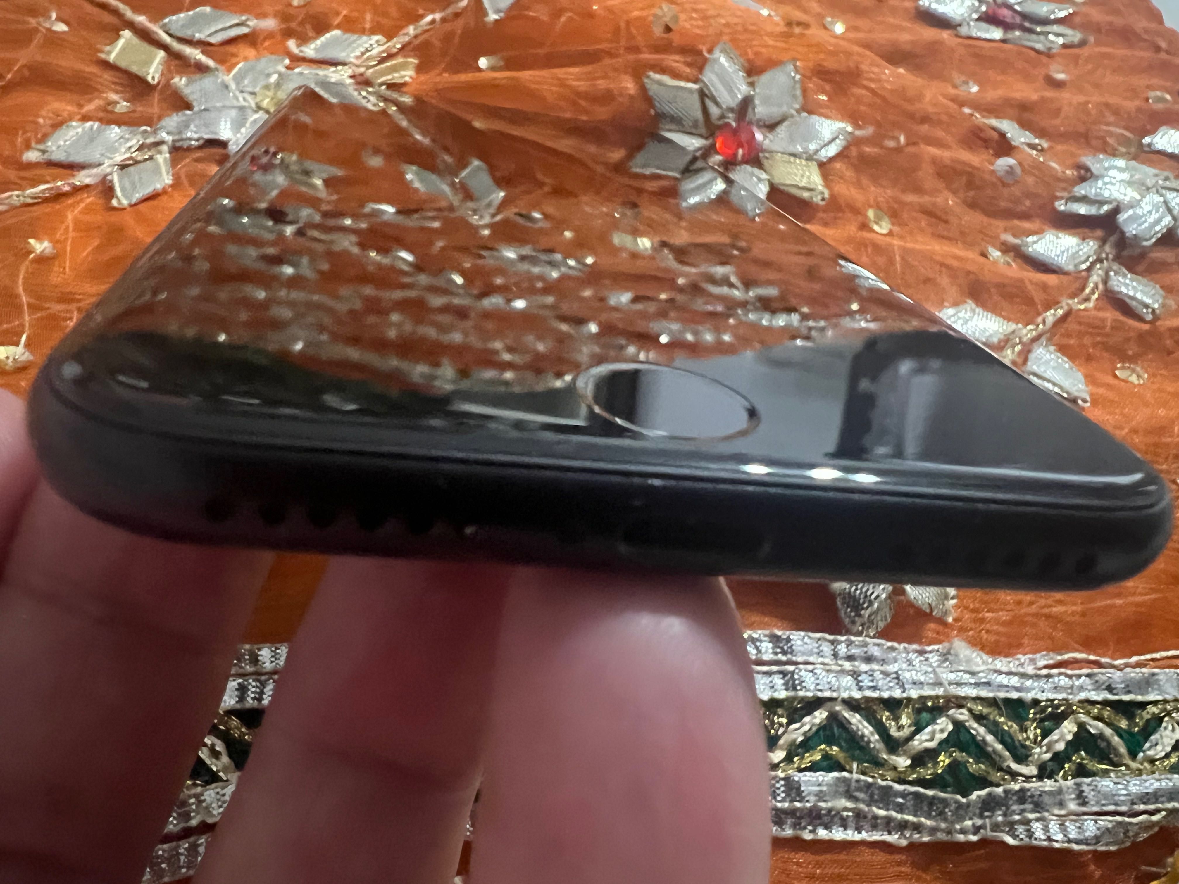 Apple iPhone SE wersja 13.6.1 MX992LL/A kupiony w 2021 r