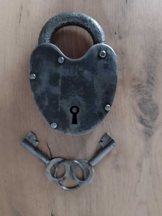 Kłódka przedwojenna duża, WERK 32 z orginalną piękną fakturą blachy