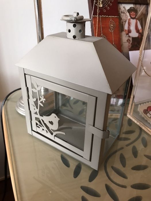 Lanterna pequena cinzenta para velas em metal