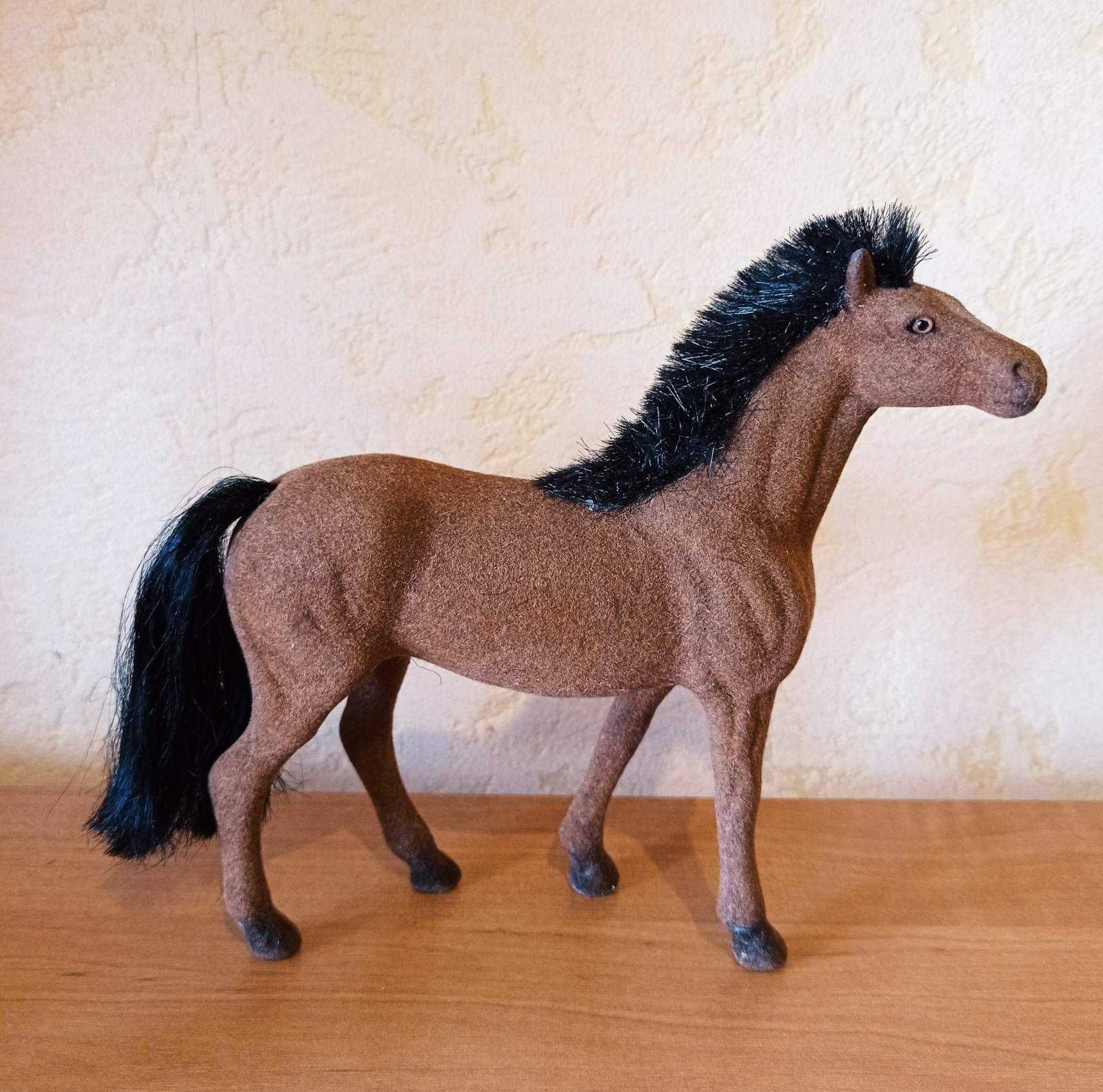 Флокированная игрушка лошадь рыжей масти.