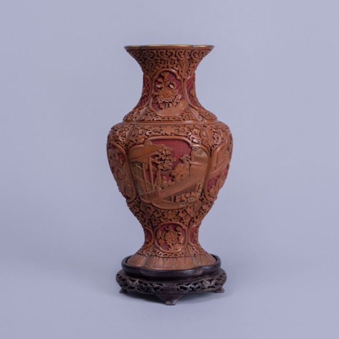 Jarra antiga oriental em laca chinesa