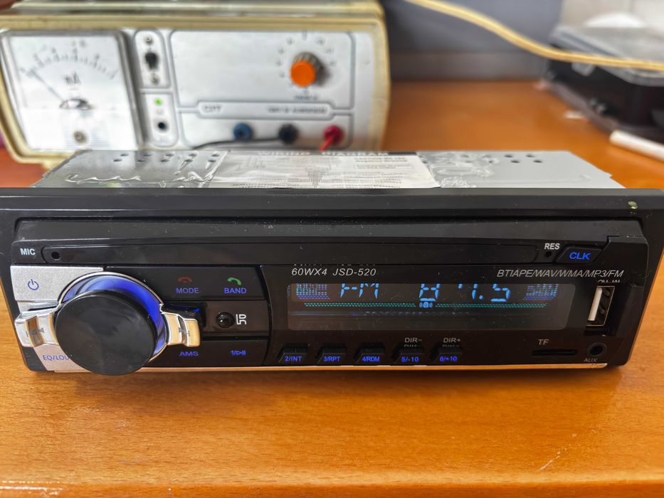 Auto-radio 60W4 com Bluetooth e comando