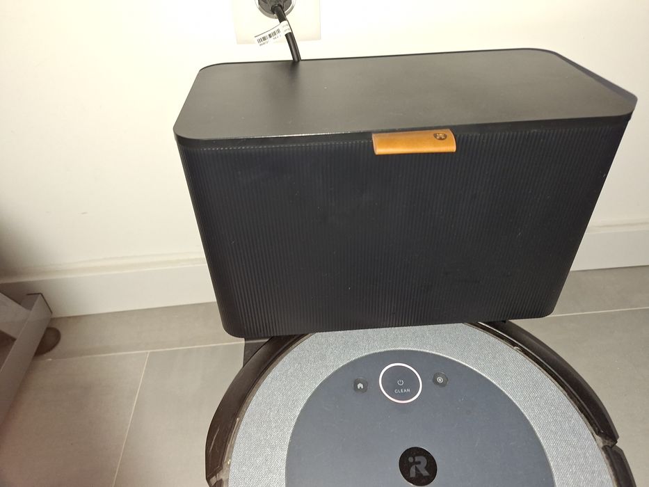 Aspirador romba i5 com base de aspiração