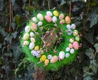 Пасхальный веночек на белой лозе, с декоративными яйцами